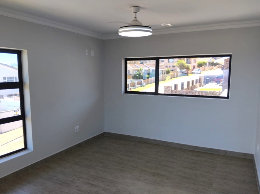 4 Bedroom Property for Sale in Wavecrest Eastern Cape